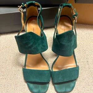 Adorable forest green Banana Republic Pump!